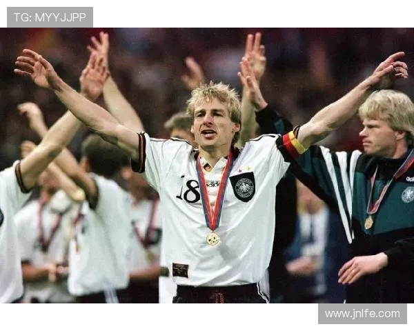 鲁梅尼格：克洛泽具备应对各种局面的能力 期望纽伦堡对他保持耐心 - 副本